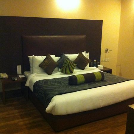 Vibe By The Lalit Traveller Hotel Фаридабад Екстериор снимка