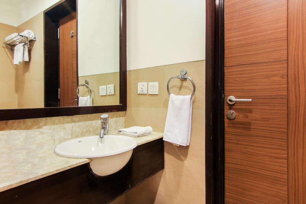 Vibe By The Lalit Traveller Hotel Фаридабад Екстериор снимка