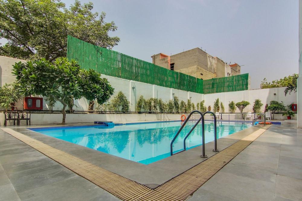 Vibe By The Lalit Traveller Hotel Фаридабад Екстериор снимка