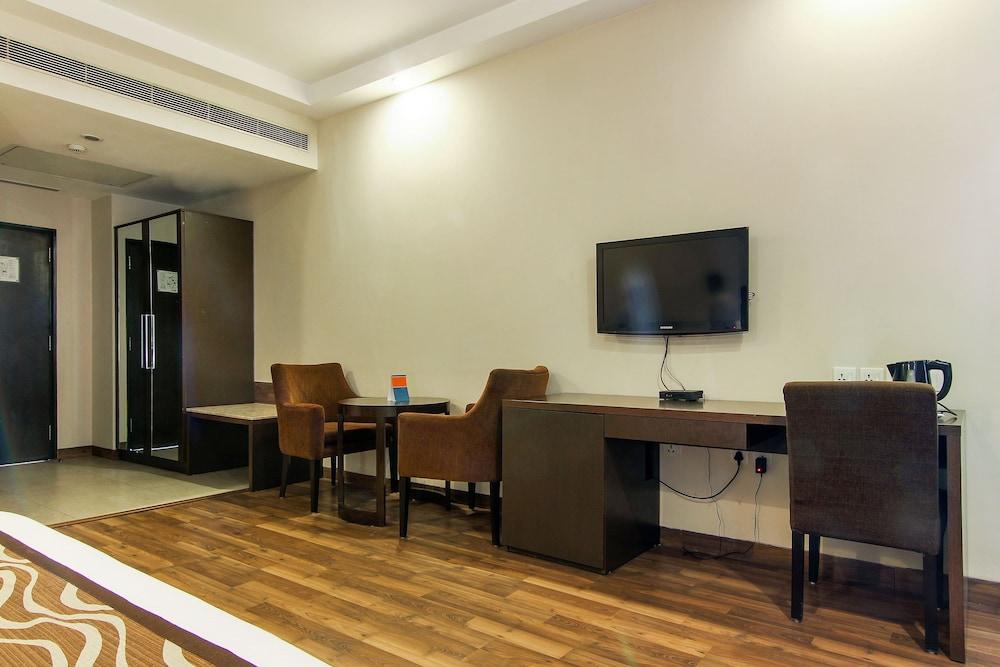 Vibe By The Lalit Traveller Hotel Фаридабад Екстериор снимка