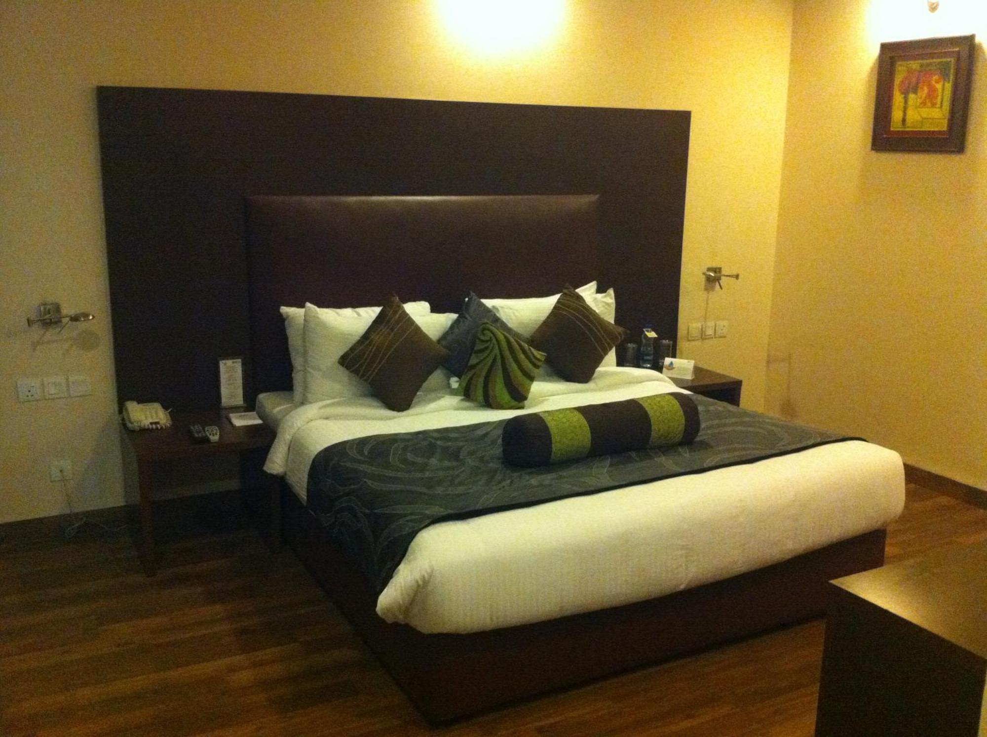 Vibe By The Lalit Traveller Hotel Фаридабад Екстериор снимка
