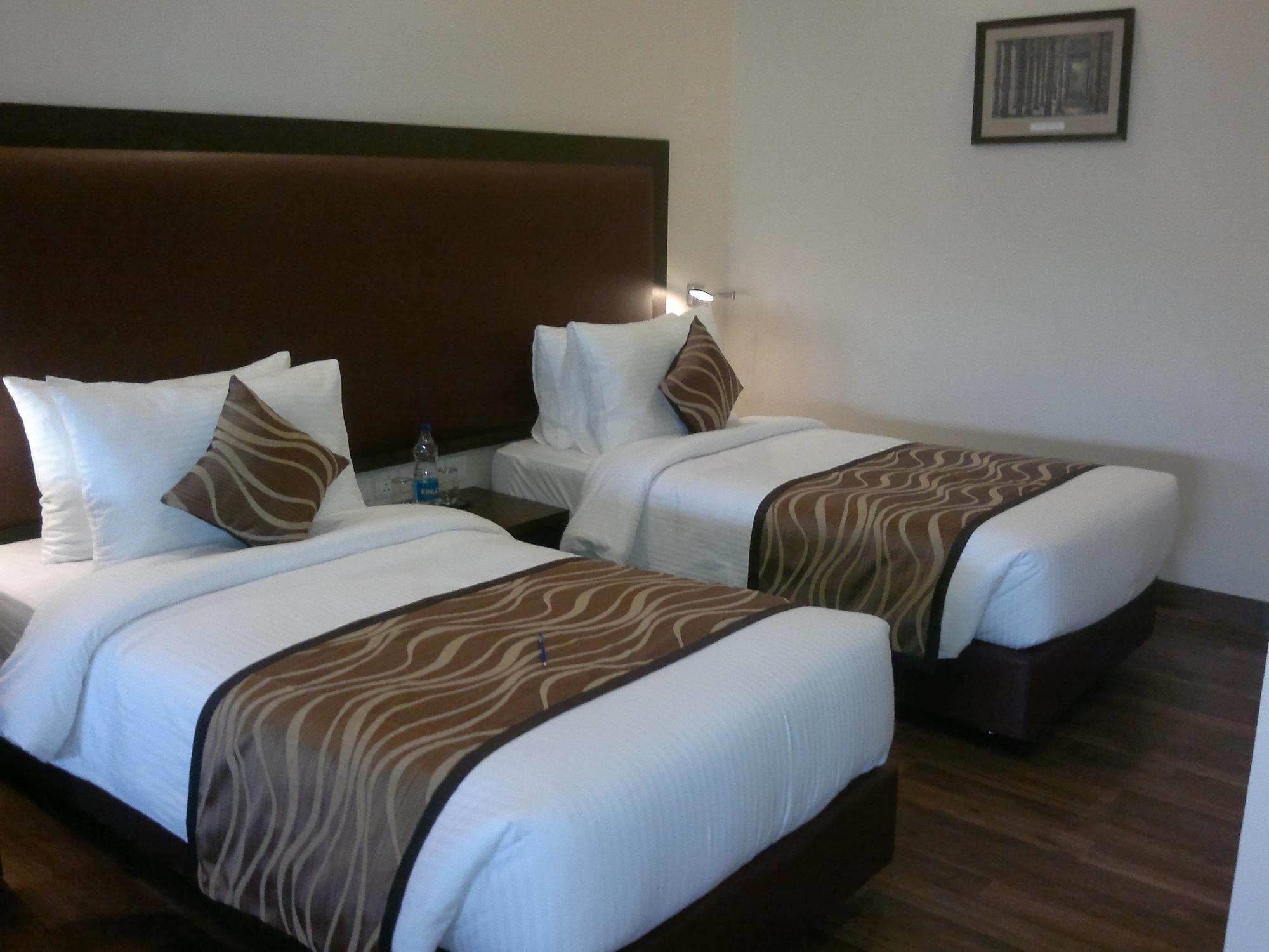 Vibe By The Lalit Traveller Hotel Фаридабад Екстериор снимка