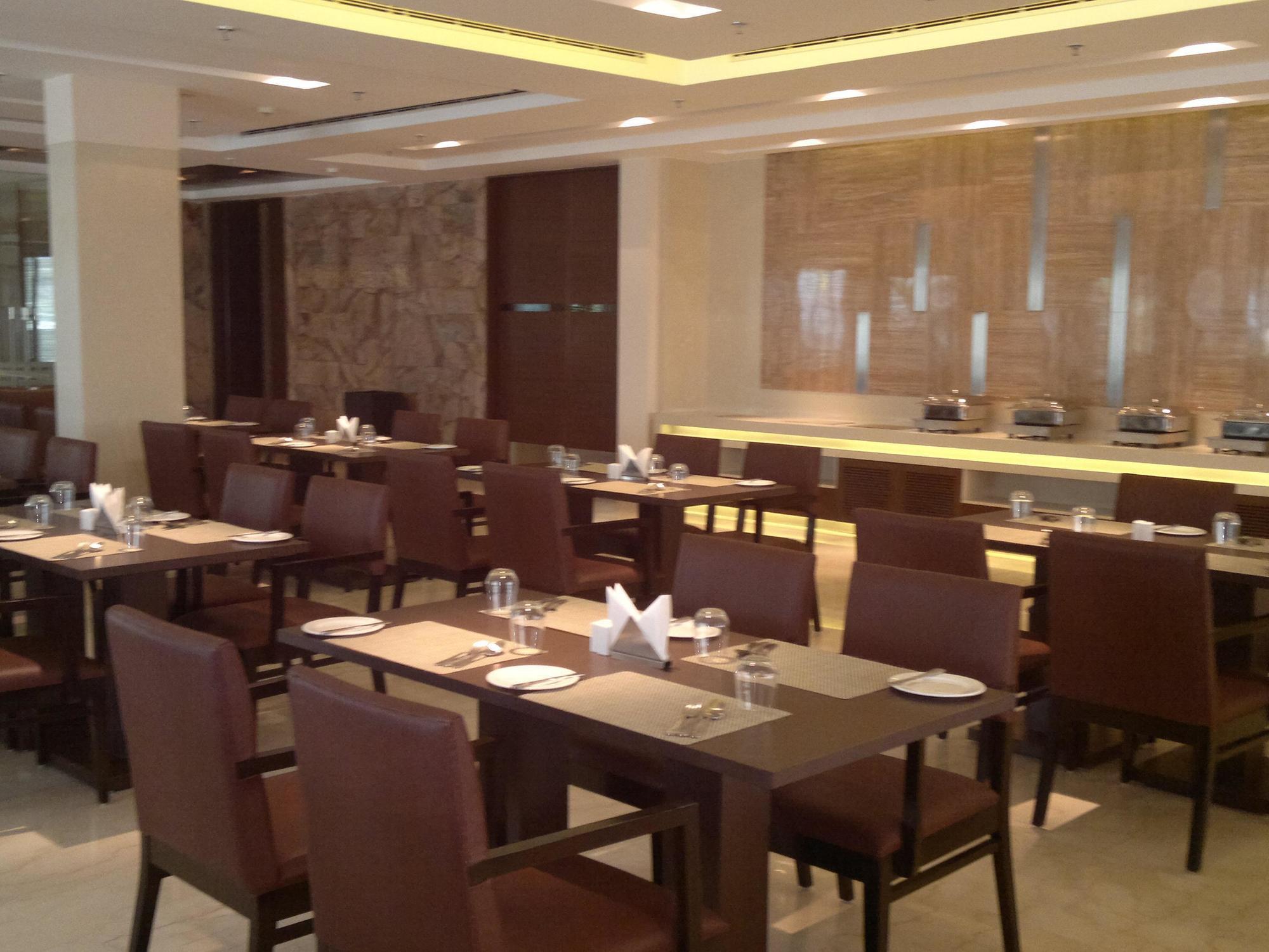 Vibe By The Lalit Traveller Hotel Фаридабад Екстериор снимка