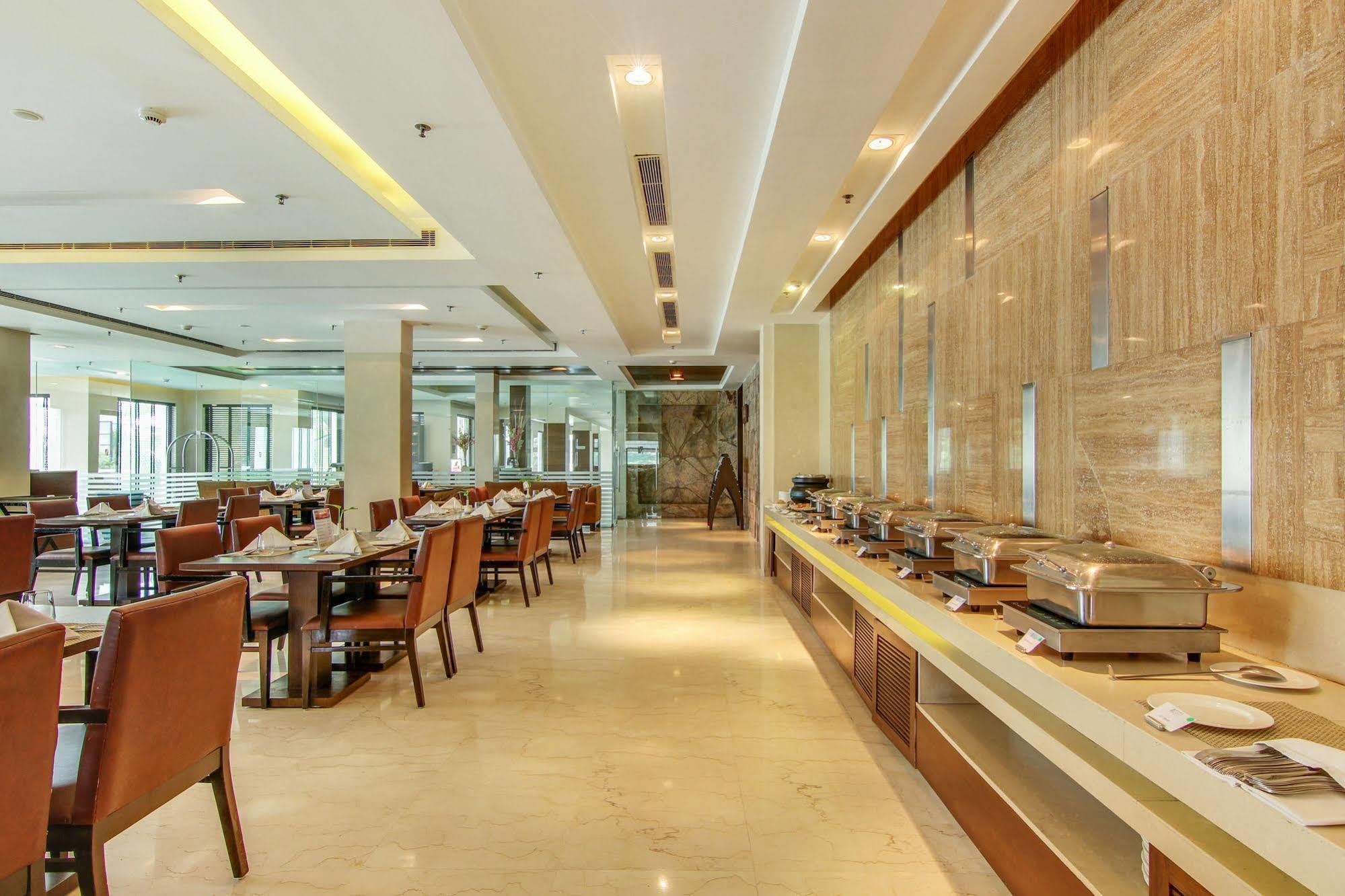 Vibe By The Lalit Traveller Hotel Фаридабад Екстериор снимка