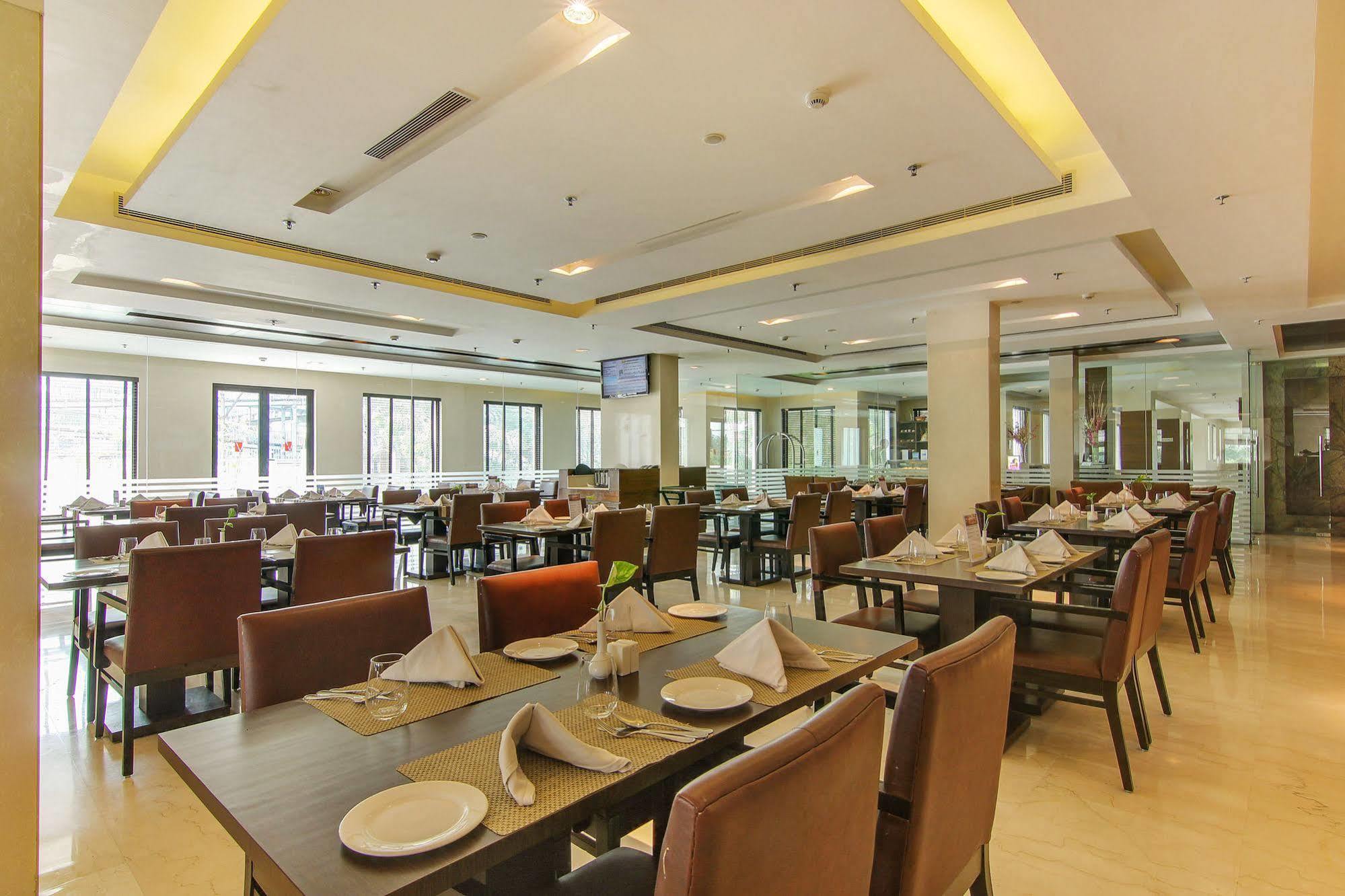 Vibe By The Lalit Traveller Hotel Фаридабад Екстериор снимка