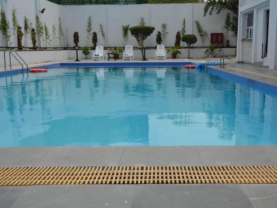 Vibe By The Lalit Traveller Hotel Фаридабад Екстериор снимка