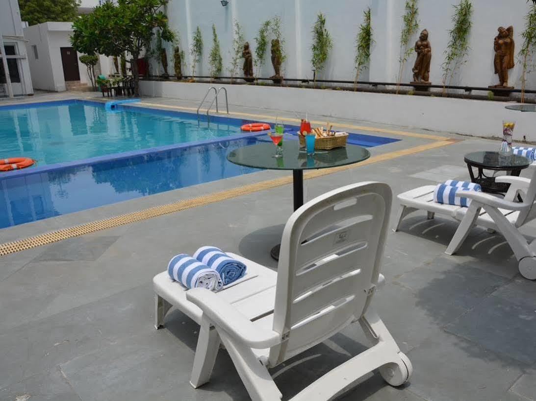 Vibe By The Lalit Traveller Hotel Фаридабад Екстериор снимка