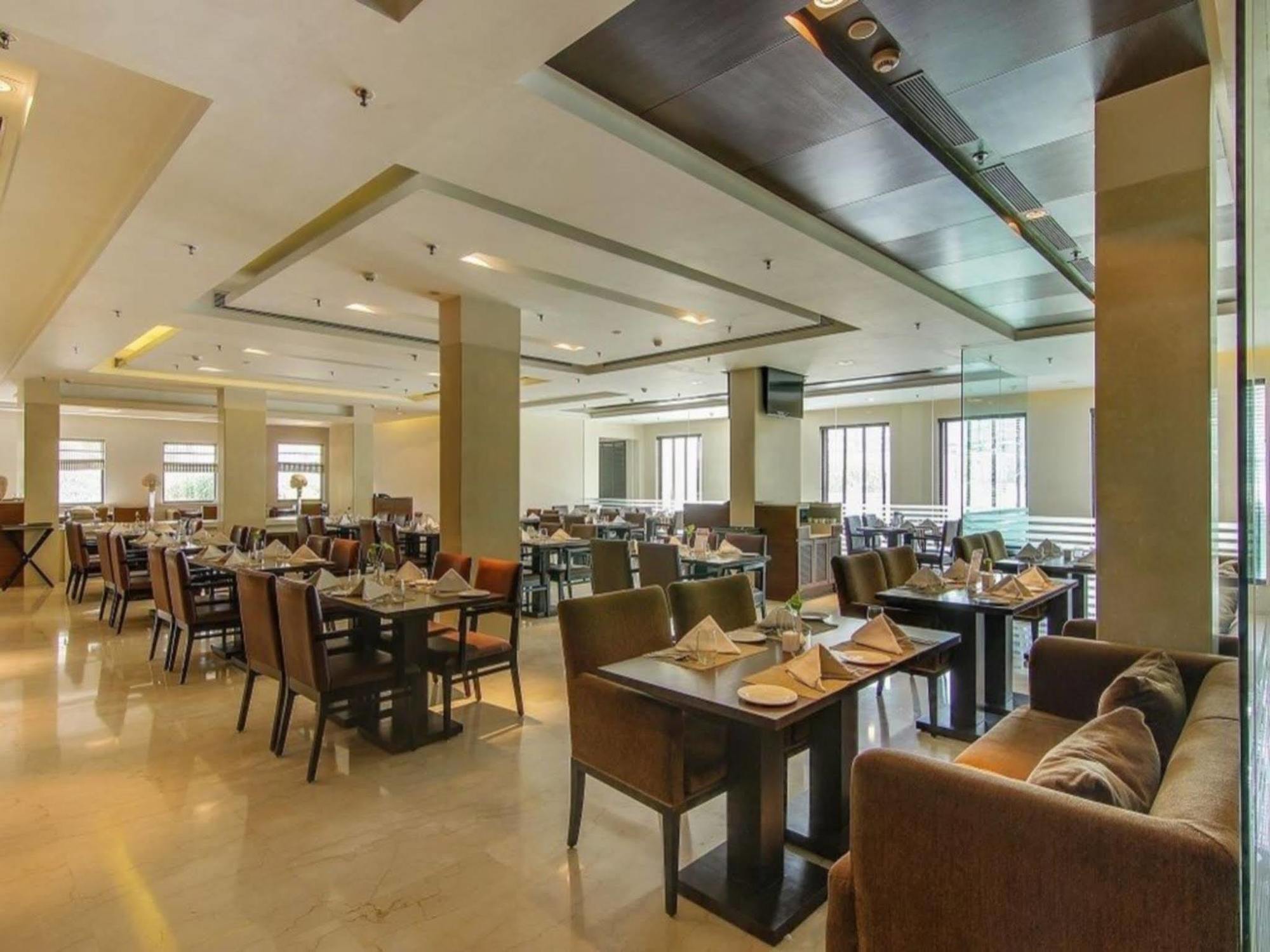 Vibe By The Lalit Traveller Hotel Фаридабад Екстериор снимка