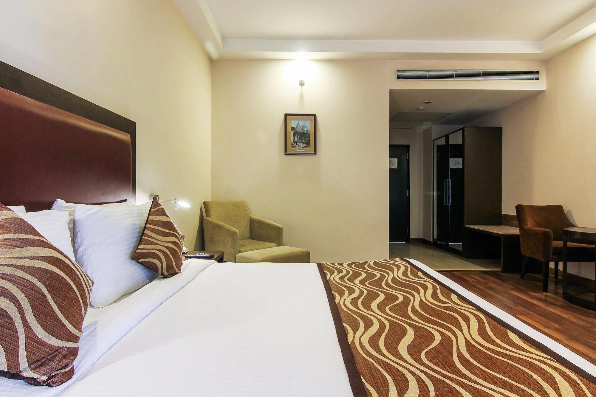 Vibe By The Lalit Traveller Hotel Фаридабад Екстериор снимка