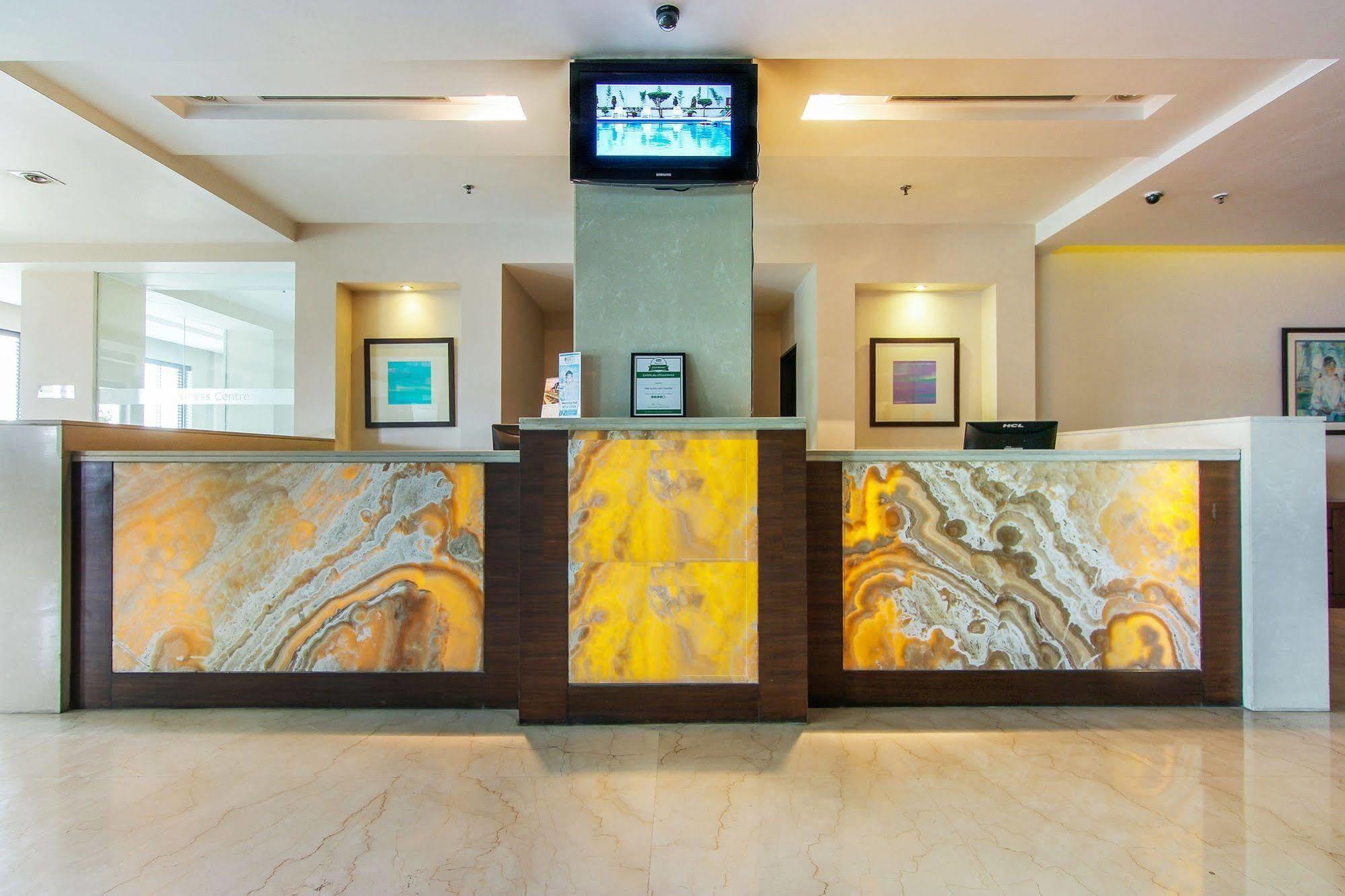 Vibe By The Lalit Traveller Hotel Фаридабад Екстериор снимка