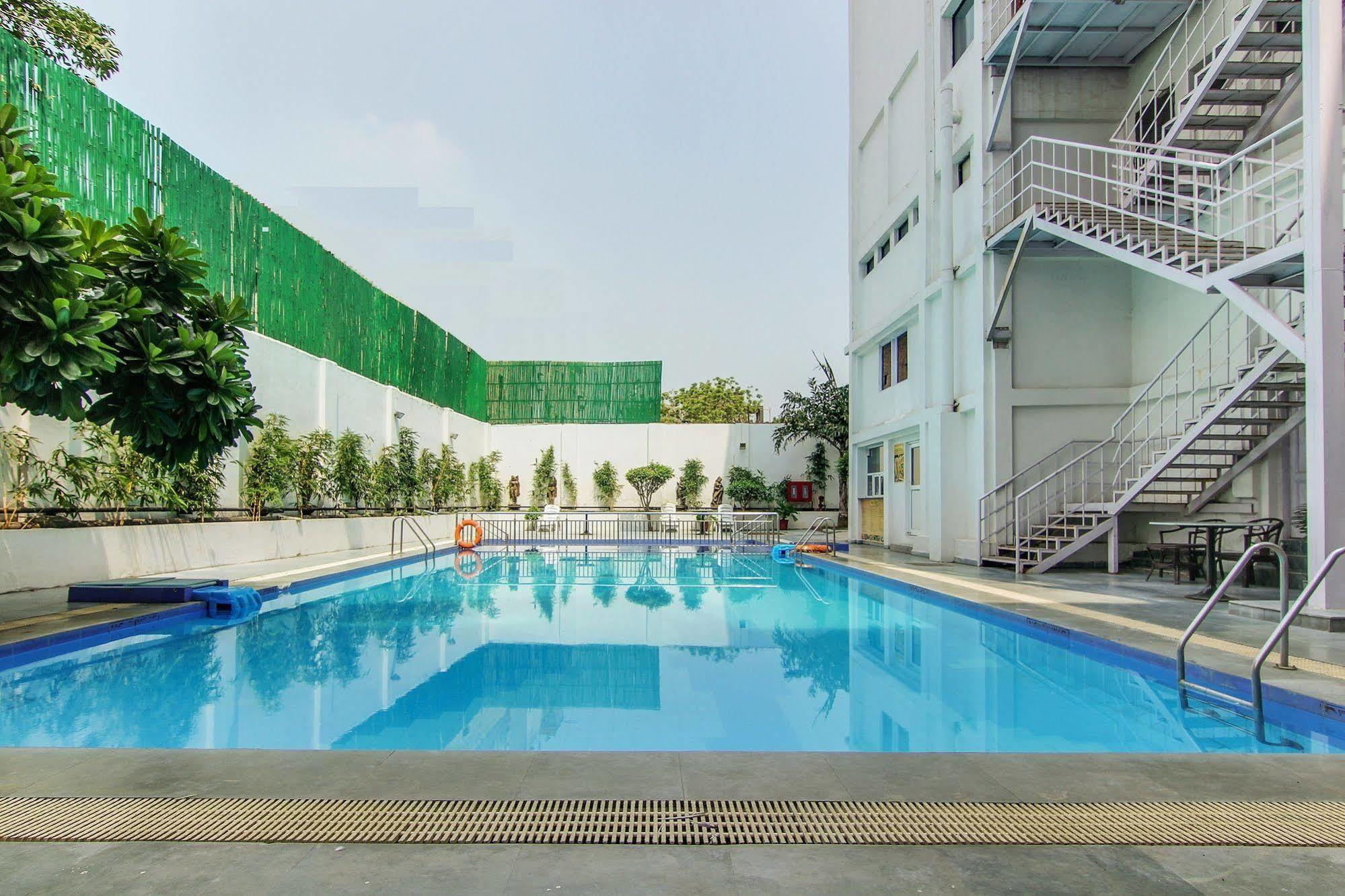 Vibe By The Lalit Traveller Hotel Фаридабад Екстериор снимка