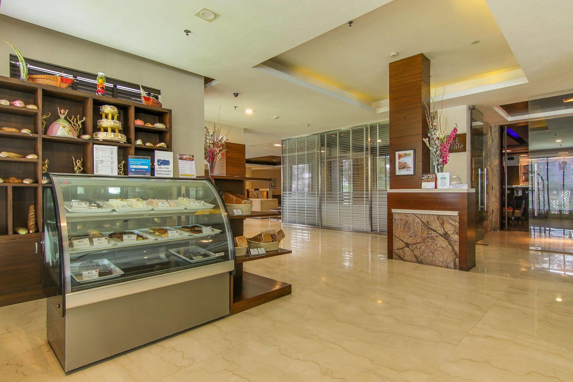 Vibe By The Lalit Traveller Hotel Фаридабад Екстериор снимка