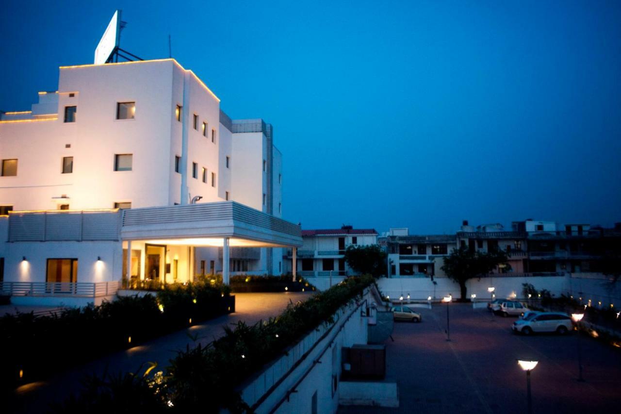 Vibe By The Lalit Traveller Hotel Фаридабад Екстериор снимка