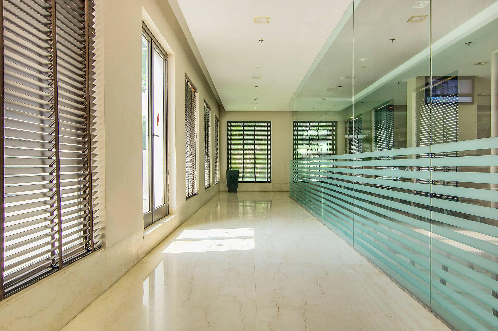 Vibe By The Lalit Traveller Hotel Фаридабад Екстериор снимка